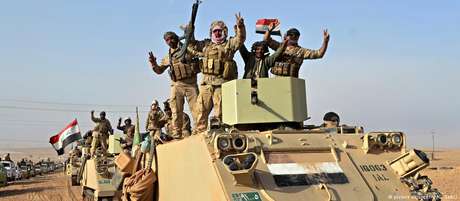 Soldados iraquianos comemoram vitória contra jihadistas do EI em Rawa Soldados iraquianos comemoram vitória contra jihadistas do EI em Rawa
