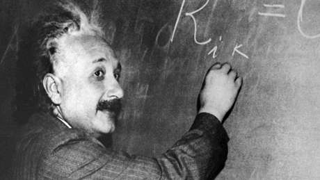 A Teoria da Relatividade de Albert Einstein é um pilar da física moderna que transformou o entendimento sobre espaço, tempo e gravidade