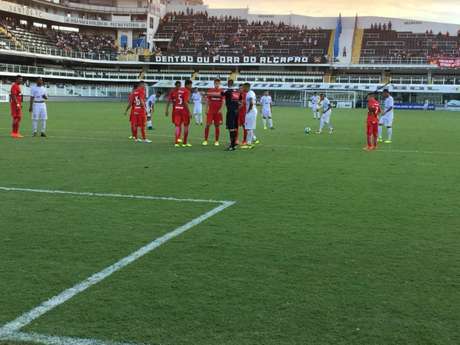 Jogo foi marcado por faltas e discussões (Foto: Divulgação)