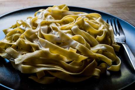 Massa de macarrão feita com ovo e tapioca servida com molho branco