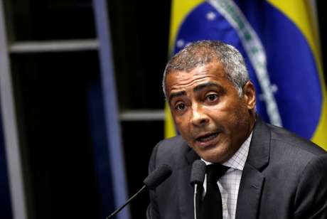 Romário fala durante sessão do Congresso em Brasília 11/5/2016    REUTERS/Ueslei Marcelino  