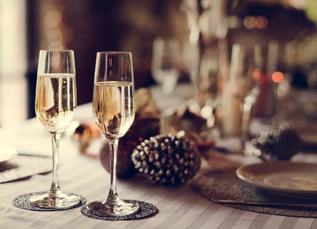 Aproveite os enfeites do natal, como os pinhos, para deixar a mesa bonita e pronta para esperar 2018 Aproveite os enfeites do natal, como os pinhos, para deixar a mesa bonita e pronta para esperar 2018