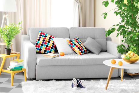 Plantas, almofadas coloridas e um pouco de cor em tons básicos deixam a casa muito mais alegre Plantas, almofadas coloridas e um pouco de cor em tons básicos deixam a casa muito mais alegre