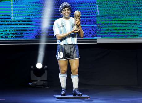 Estátua de Maradona também estava presente no palco do sorteio