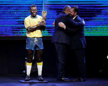 Estátua de Pelé estava presente no palco do sorteio