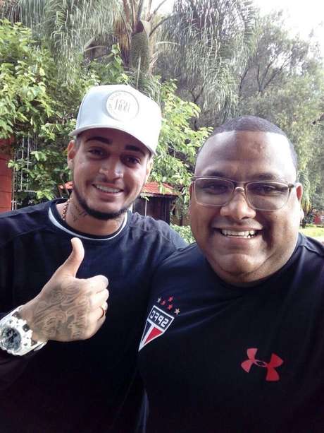 Jean posou para foto com um funcionário do São Paulo já dentro do CT tricolor, nesta sexta-feira. Jean posou para foto com um funcionário do São Paulo já dentro do CT tricolor, nesta sexta-feira.
