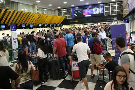 Movimentação intensa de passageiros no Aeroporto de Congonhas, zona sul de São Paulo (SP), na manhã de sexta-feira (22).