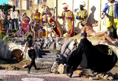 Resultado de imagem para Ativista de topless tenta arrancar estátua de Jesus de berço no Vaticano