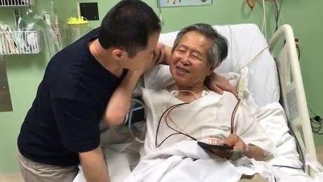 Kenji Fujimori (à esquerda) foi ao hospital em que o pai está internado dar a notícia do perdão presidencial | Foto: Kenji Fujimori