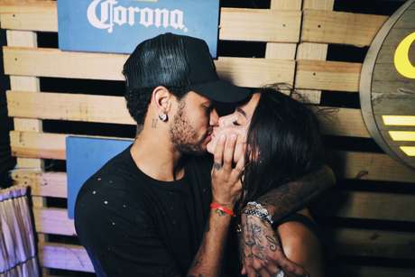 É o amor: Neymar e Bruna se beijam durante festa em Fernando de Noronha (Foto: @raul/Divulgação)