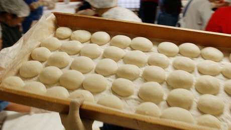 Autoridades recomendam cortar o bolinho Autoridades recomendam cortar o bolinho