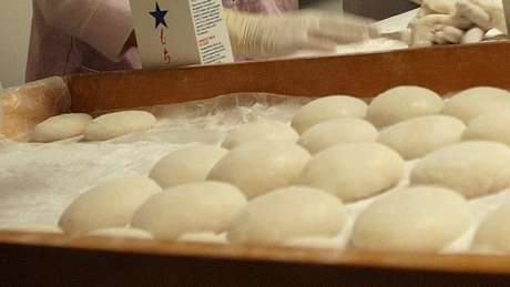 O bolinho de arroz mochi é pegajoso e difícil de engolir, podendo ficar grudado na garganta O bolinho de arroz mochi é pegajoso e difícil de engolir, podendo ficar grudado na garganta