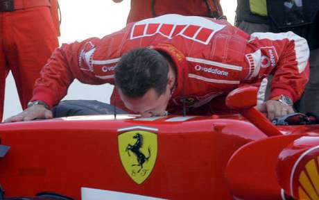 Schumi ganha homenagens da Ferrari e Mercedes por aniversário Schumi ganha homenagens da Ferrari e Mercedes por aniversário