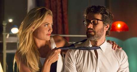 A esposa enganada Suzy (Ellen Rocche) e o marido enrustido Samuel (Eriberto Leão): a vida dupla será descoberta A esposa enganada Suzy (Ellen Rocche) e o marido enrustido Samuel (Eriberto Leão): a vida dupla será descoberta