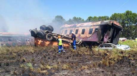 Acidente de trem mata 12 e fere 260 pessoas na África do Sul Acidente de trem mata 12 e fere 260 pessoas na África do Sul