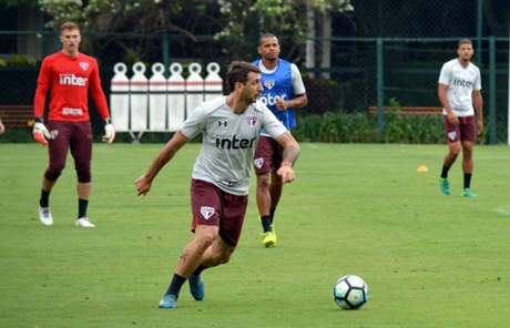 Pratto pediu para sair e treinou entre os reservas na manhã desta sexta-feira (Rubens Chiri/saopaulofc.net) Pratto pediu para sair e treinou entre os reservas na manhã desta sexta-feira (Rubens Chiri/saopaulofc.net)