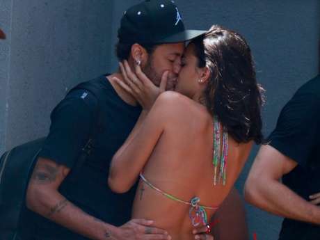 AGNews / PurePeople Bruna Marquezine estaria planejando antecipar as gravações como a personagem Catarina na novela 'Deus Salve o Rei' para passar final de semana com Neymar, em Paris