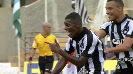 Ao lado do dono do jogo, Rodrigo comemora um dos sete gols (Foto: Reprodução) Ao lado do dono do jogo, Rodrigo comemora um dos sete gols (Foto: Reprodução)