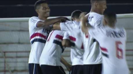 Garotada do São Paulo comemora um dos gols feitos no Estádio Santa Cruz (Foto: Reprodução/Sportv) Garotada do São Paulo comemora um dos gols feitos no Estádio Santa Cruz (Foto: Reprodução/Sportv)