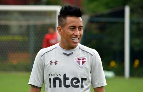 Meio-campista chegou esta madrugada em São Paulo e trabalhou no Reffis (Érico Leonan/saopaulofc.net) Meio-campista chegou esta madrugada em São Paulo e trabalhou no Reffis (Érico Leonan/saopaulofc.net)
