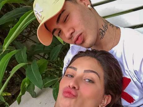 Flavia Pavanelli e MC Kevinho trocam alianças no aniversário de um mês do casal!