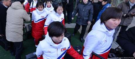A delegação norte-coreana atravessa a fronteira com a Coreia do Sul A delegação norte-coreana atravessa a fronteira com a Coreia do Sul