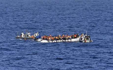 Apesar de diminuição do fluxo de chegadas, imigrantes ainda arriscam em travessia pelo Mediterrâneo Apesar de diminuição do fluxo de chegadas, imigrantes ainda arriscam em travessia pelo Mediterrâneo