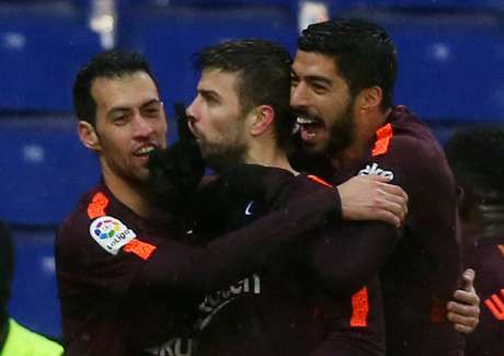  Gerard Pique comemora seu gol com Sergio Busquets e Luis Suarez