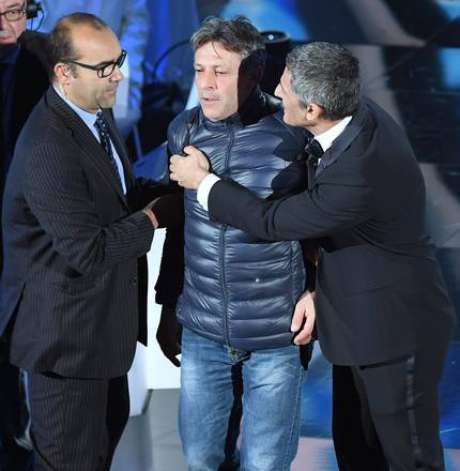 Homem invade palco durante abertura do Festival de Sanremo Homem invade palco durante abertura do Festival de Sanremo