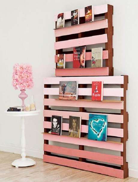 14. Organize seus livros utilizando uma estante de pallet