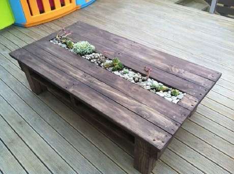 15. Para quem gosta de plantas, uma boa ideia é fazer uma mesa de pallet com um espaço para cultivar as plantinhas