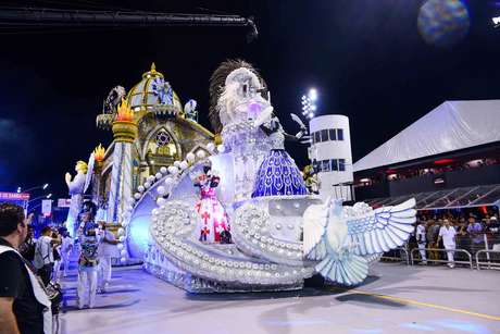 Sete escolas de samba irão desfilar na primeira noite do Carnaval paulista Sete escolas de samba irão desfilar na primeira noite do Carnaval paulista