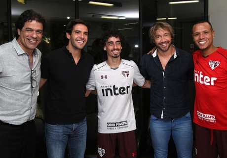 Kaká tira foto com Raí, Valdívia, Lugano e Luis Fabiano durante visita ao CT da Barra Funda (Reprodução/Twiiter) Kaká tira foto com Raí, Valdívia, Lugano e Luis Fabiano durante visita ao CT da Barra Funda (Reprodução/Twiiter)