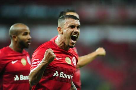 Inter vence duelo direto em jogo adiantado e sobe na tabela