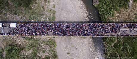 Migrantes se acumularam durante horas na fronteira Venezuela-Colômbia Migrantes se acumularam durante horas na fronteira Venezuela-Colômbia