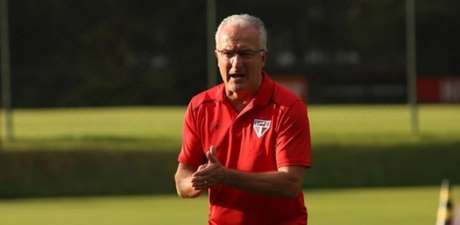 Apesar das três vitórias seguidas, o técnico Dorival Júnior ainda encontra resistência por parte da torcida (Érico Leonan/saopaulofc.net) Apesar das três vitórias seguidas, o técnico Dorival Júnior ainda encontra resistência por parte da torcida (Érico Leonan/saopaulofc.net)