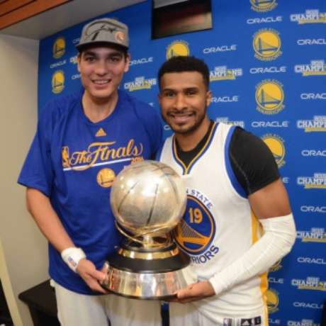 Leandrinho anuncia aposentadoria e assume cargo nos Warriors Leandrinho anuncia aposentadoria e assume cargo nos Warriors