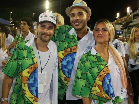 Bruno Gagliasso e Giovanna Ewbank posaram com o blogueiro Hugo Gloss no desfile da Beija-Flor Bruno Gagliasso e Giovanna Ewbank posaram com o blogueiro Hugo Gloss no desfile da Beija-Flor