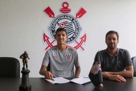 Matheus assinou contrato e posou ao lado do diretor de futebol Duílio Monteiro Alves (Foto: Daniel Augusto Jr)