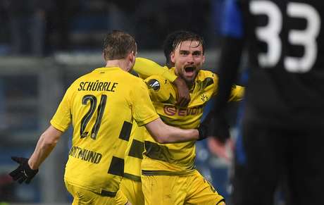 Borussia avança de fase após sofrimento