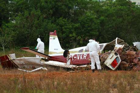 Avião de pequeno porte cai em um terreno a poucos metros do aeroclube e da Avenida Torquato Tapajós em Manaus (AM), na manhã dessa quinta-feira (22), deixando três mortos e dois feridos.