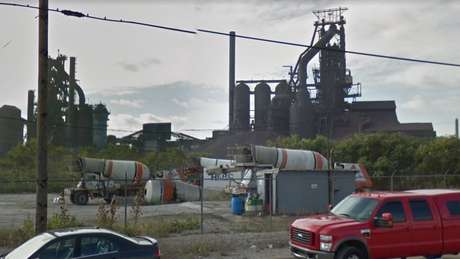 BBCBrasil.com Fornos da empresa United States Steel em Detroit podem ser uma das explicações para o ruído de Windsor | Imagem: Google Street View