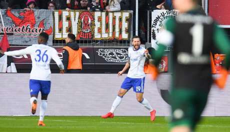 Burgstaller comemora o seu oitavo gol na Bundesliga (Foto: Patrik Stollarz / AFP) Burgstaller comemora o seu oitavo gol na Bundesliga (Foto: Patrik Stollarz / AFP)