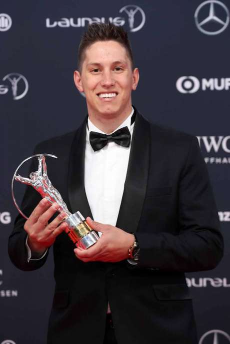 LANCE! Jackson Follman recebe Prêmio Laureus (Foto: AFP)