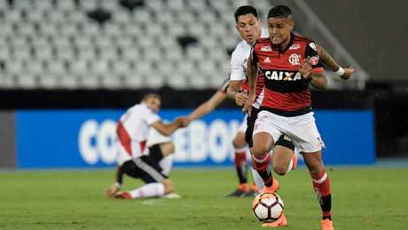 LANCE! Éverton se destacou na estreia do Flamengo (Foto: Thiago Ribeiro/AGIF)