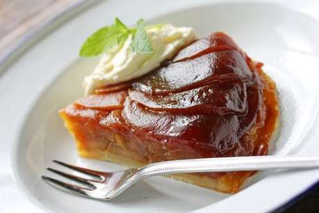 Shutterstock / TudoGostoso Tarte tatin servida com chantili
