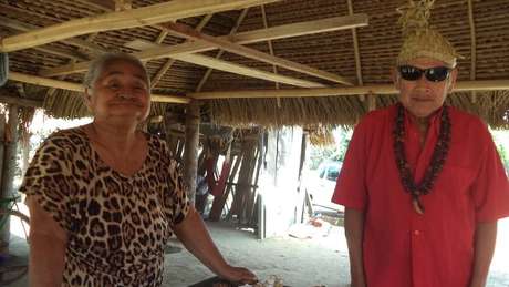 BBCBrasil.com Känä́tsɨ (à esq.) e Híwa são os últimos falantes ativos da língua warazú | Foto: Liames/Unicamp