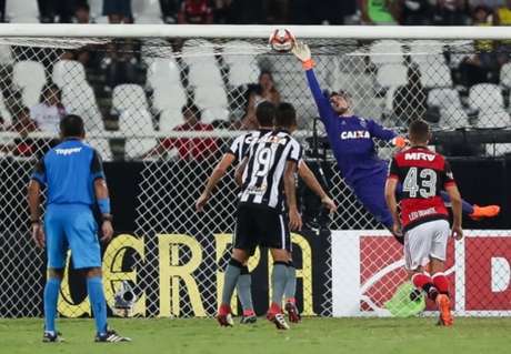 Diego Alves se estica em defesa no clássico (Foto: Gilvan de Souza/Flamengo)