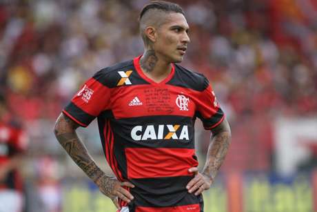 Guerrero está insatisfeito com a suspensão e seu afastamento dos jogos (Foto: Gilvan de Souza/Flamengo) Guerrero está insatisfeito com a suspensão e seu afastamento dos jogos (Foto: Gilvan de Souza/Flamengo)