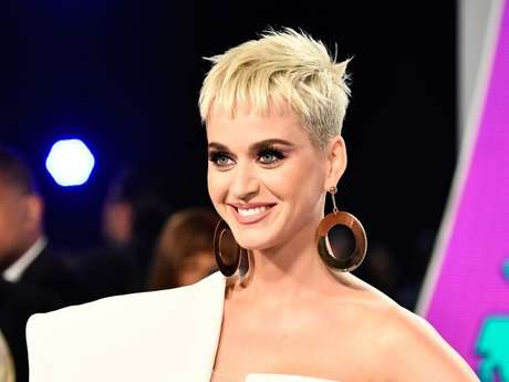 Katy Perry usa macacão com fotos de Orlando Bloom e se declara para ele no Instagram Katy Perry usa macacão com fotos de Orlando Bloom e se declara para ele no Instagram